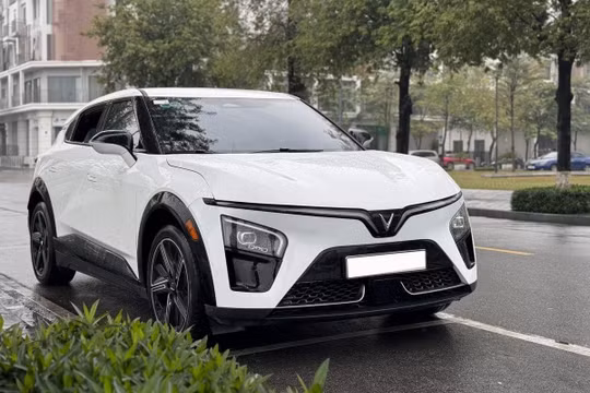 VinFast VF 7 chạy 7.600km xuất hiện trên thị trường xe cũ sau 1 năm, chủ xe công khai giá bán và tình trạng thực tế