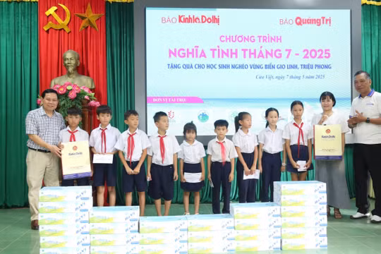 Báo Kinh tế & Đô thị - Báo Quảng Trị trao 150 phần quà cho gia đình cách mạng, học sinh có hoàn cảnh khó khăn