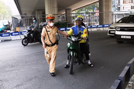 Xe ôm công nghệ vi phạm tràn lan giờ cao điểm ở Hà Nội