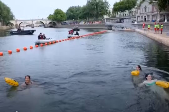 Người dân Paris lần đầu được tắm sông Seine sau hơn 100 năm
