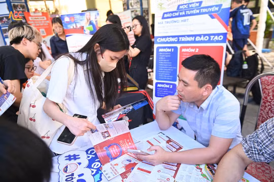 Học viện Báo chí và Tuyên truyền giảm học phí hệ chuẩn, mở rộng chương trình 'đắt đỏ', nhận IELTS từ 5.0