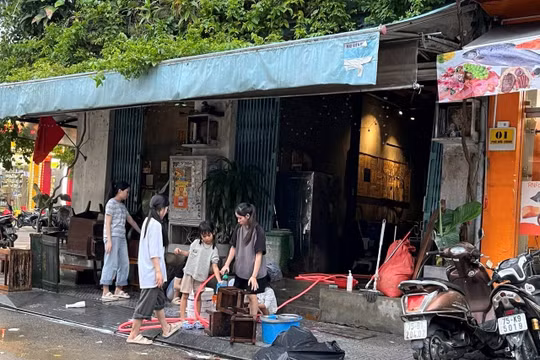 Người dân Huế tất bật dọn dẹp sau trận lũ lụt kinh hoàng