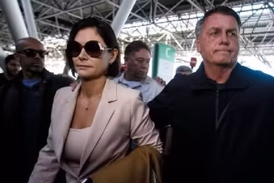 Bị cấm xuất cảnh, cựu Tổng thống Brazil tiễn vợ tới dự lễ nhậm chức của ông Trump