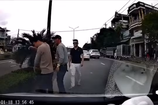 Người đàn ông lái ô tô chặn đường, hành hung tài xế xe khác tại TP Huế