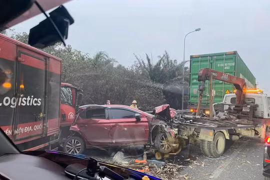 4 ô tô tông nhau liên hoàn trên đường Đại lộ Thăng Long