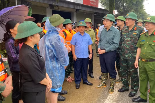 Đảm bảo lương thực, thực phẩm, thuốc men cho bà con vùng bị cô lập do mưa lũ