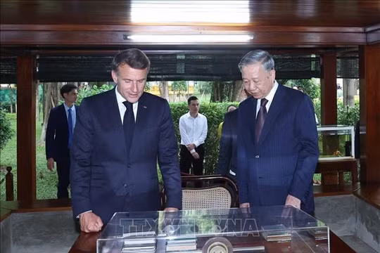 Tổng Bí thư Tô Lâm và Tổng thống Pháp thăm Khu di tích Chủ tịch Hồ Chí Minh tại Phủ Chủ tịch
