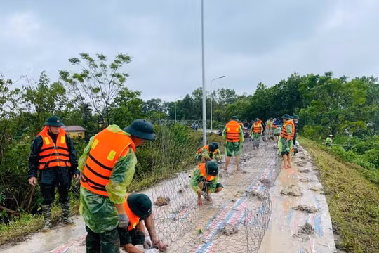 Chủ động '4 tại chỗ' để bảo vệ an toàn các tuyến đê và giao thông trong mưa lũ