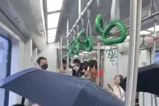 Hành khách ‘dở khóc dở cười’ che ô trên tàu Cát Linh - Hà Đông