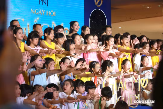 100 bé gái hoàn cảnh đặc biệt tỏa sáng trên sân khấu “Giấc mơ Lọ Lem”