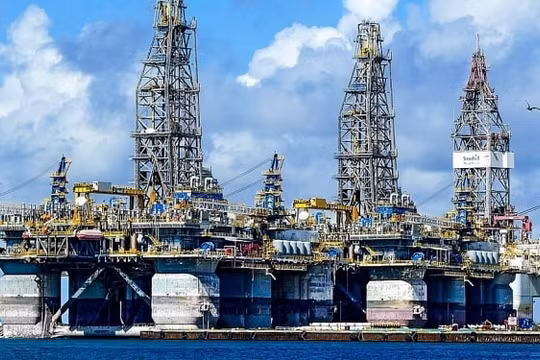 Giá xăng dầu hôm nay 15/7/2025: Giá dầu chạm đỉnh 3 tuần do lo ngại thiếu hụt nguồn cung