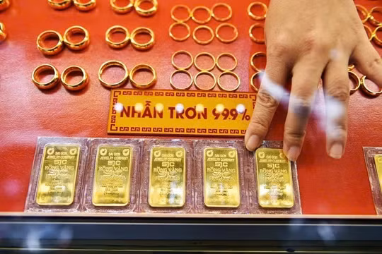 Giá vàng liên tục phá kỷ lục, vượt mốc 99 triệu đồng/lượng
