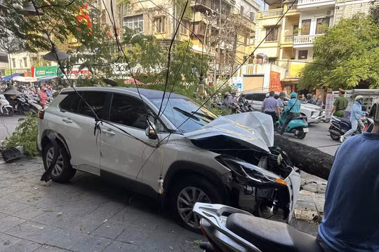 Ô tô tông liên hoàn ở Hà Nội, nhiều người bị thương