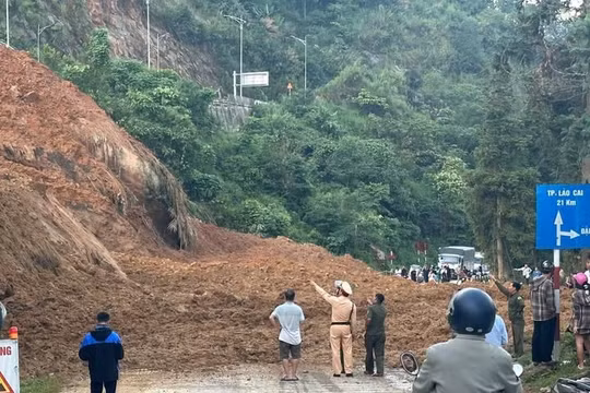 Sạt lở núi làm tắc đường Quốc lộ 4D lên Sa Pa