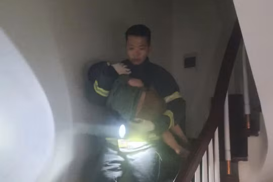 Hà Nội: Giải cứu an toàn 7 người khỏi đám cháy lúc nửa đêm