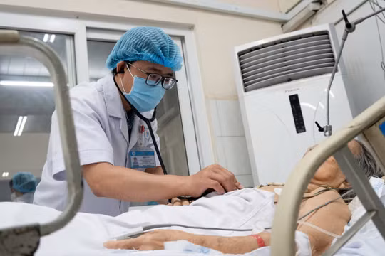 Bị hóc khi ăn xoài, cụ bà 85 tuổi được cứu qua cơn nguy kịch