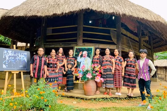 Lễ cúng thần rừng được tái hiện tại Làng Văn hóa