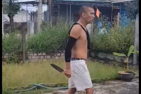 Quảng Ngãi: Bắt giữ khẩn cấp thanh niên cầm dao chống đối, thách thức lực lượng Công an