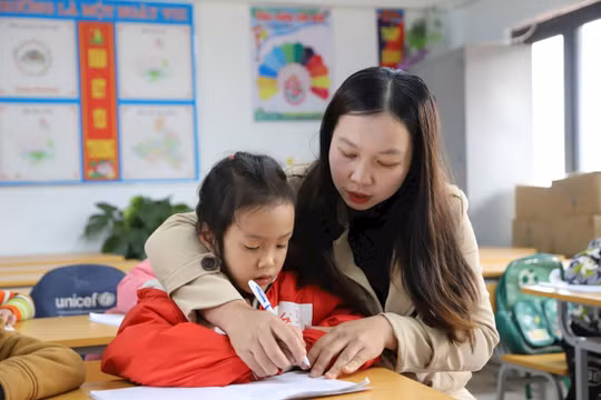 Giáo viên tiểu học có thêm hệ số lương đặc thù, lương sẽ tăng ra sao?