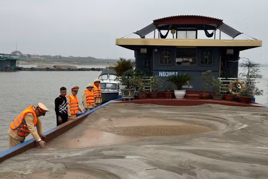 Khai thác cát trái phép trên sông Hồng, 3 tàu bị bắt giữ