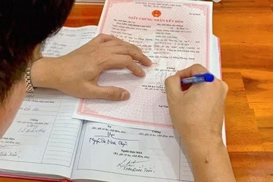 Hà Nội không yêu cầu giấy chứng nhận kết hôn khi đăng ký khai sinh