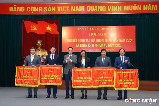 Hội Nhà báo Việt Nam nhận cờ thi đua dành cho tập thể dẫn đầu trong công tác đối ngoại nhân dân