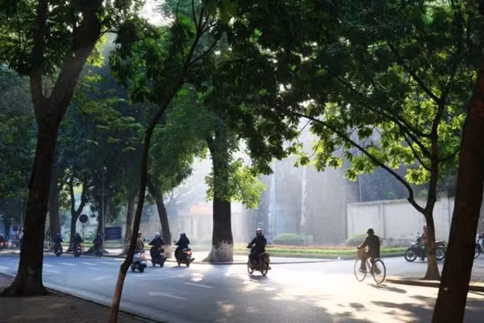 Hà Nội nắng ấm đầu tuần trước khi đón gió mùa