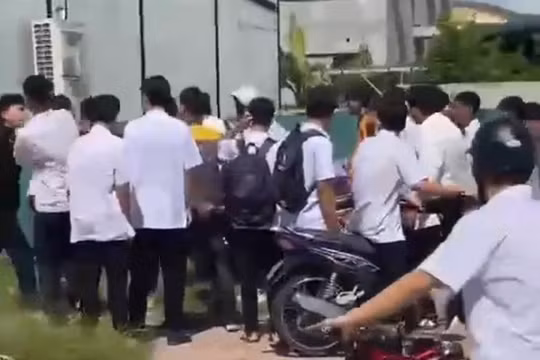 Xuất hiện clip nhóm học sinh quây đánh bạn trước cổng trường