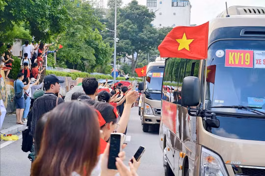 Người dân nghẹn ngào, xúc động khi chia tay các khối diễu binh sau lễ kỷ niệm 80 năm Quốc khánh