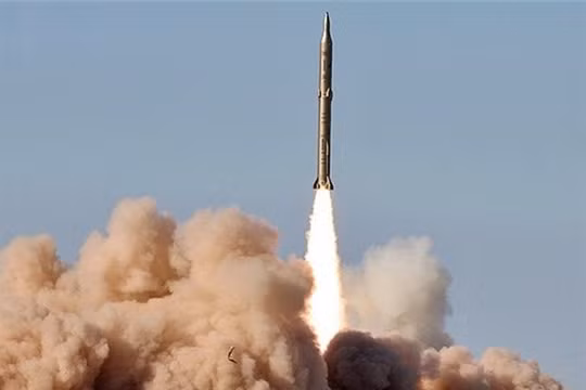 Iran lần đầu tấn công Israel bằng tên lửa đạn đạo hạng nặng Sejjil