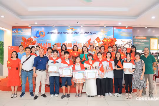 'Dấu ấn 1945 – Hồi ức vinh quang': Ký ức lịch sử tái hiện qua nét vẽ của các hoạ sĩ nhí