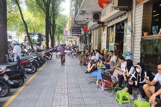 TP.HCM: Tạm dừng cấp phép kinh doanh vỉa hè, chuẩn bị đề án quản lý mới
