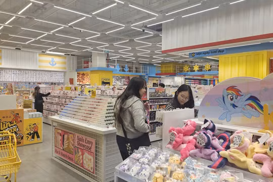 Black Friday 2025: Hàng xả kho, hết size hết số, khách săn sale như đi ‘săn vàng’