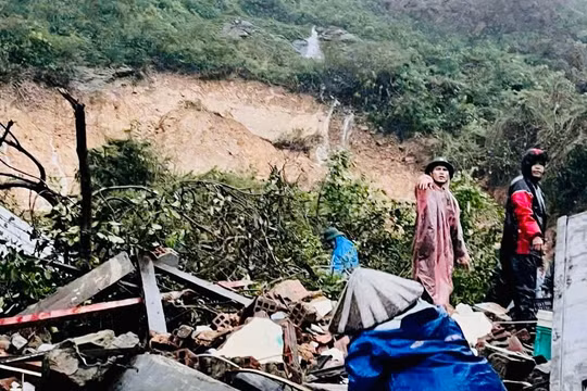 Gia Lai: Sạt lở núi vùi lấp căn nhà, một người tử vong