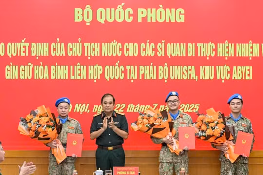 Trao quyết định của Chủ tịch nước cho 3 sĩ quan Quân đội đi gìn giữ hòa bình tại Abyei