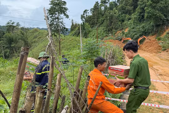 Công an Thanh Hóa vận chuyển hơn 1 tấn lương thực, thực phẩm vào bản bị cô lập