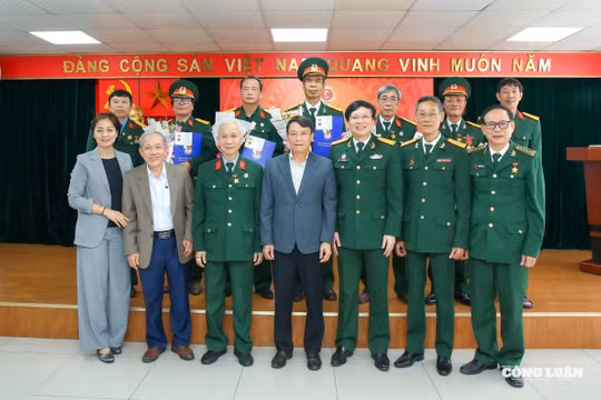 Gặp mặt và trao Kỷ niệm chương cho hội viên Hội Cựu chiến binh Cơ quan Trung ương Hội Nhà báo Việt Nam