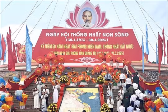 Thượng cờ thống nhất non sông bên bờ sông Bến Hải
