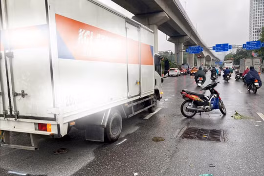 Hà Nội: Va chạm giữa ô tô tải và xe máy, một người tử vong tại chỗ