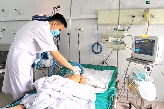 Cứu sống bé gái 7 tuổi bị uốn ván