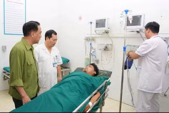 Điện Biên lập trạm y tế lưu động, đưa tổ cấp cứu tiếp cận vùng lũ bị chia cắt