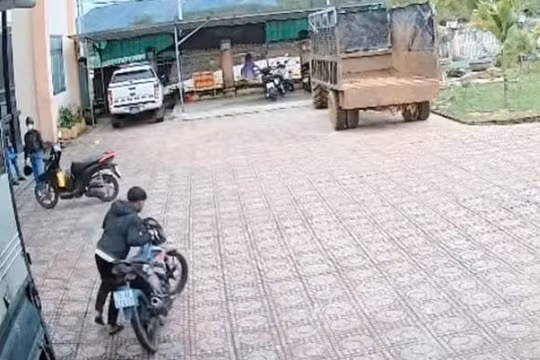 Quảng Ngãi: Thanh niên ngang nhiên vào trụ sở Công an trộm xe máy