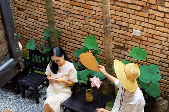 Quán cà phê tái hiện ký ức làng quê Việt với cổng làng, mái ngói rêu phong