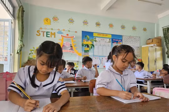 Nhiều tỉnh, thành phát lệnh 'cấm lạm thu' đầu năm học mới
