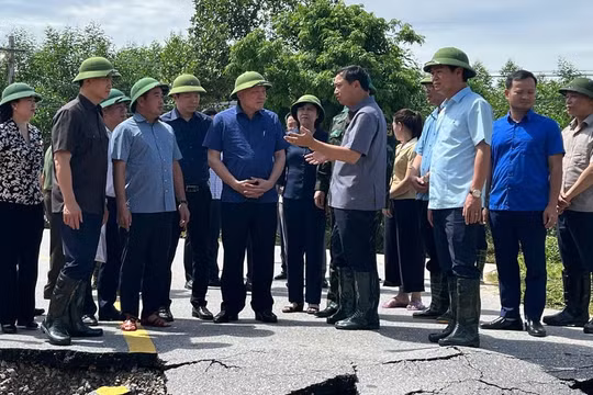 Phó Thủ tướng Thường trực Nguyễn Hoà Bình chỉ đạo khắc phục vỡ đê bối tại Bắc Ninh