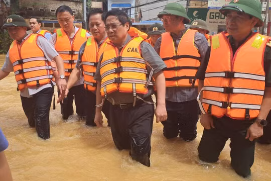 Thủ tướng tới Thái Nguyên thăm hỏi người dân, chỉ đạo khắc phục hậu quả mưa lũ
