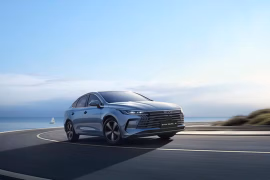 Sedan đầu tiên trang bị PHEV chốt lịch ra mắt khách Việt