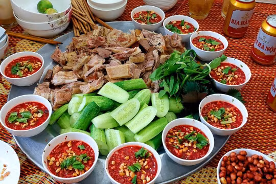 Điều tra truy xuất nguồn gốc khiến 2 người tử vong sau khi ăn tiết canh lợn