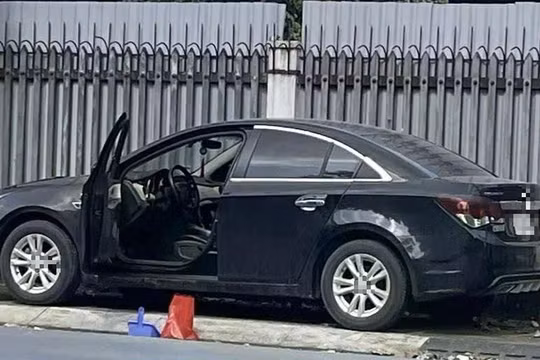 Phong tỏa hiện trường, điều tra thi thể đang phân hủy trong cốp xe tại TP HCM