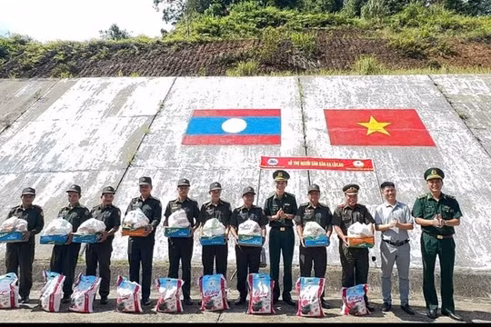 Đồn Biên phòng cửa khẩu A Đớt tặng quà cho người dân bản Ka Lô, Lào